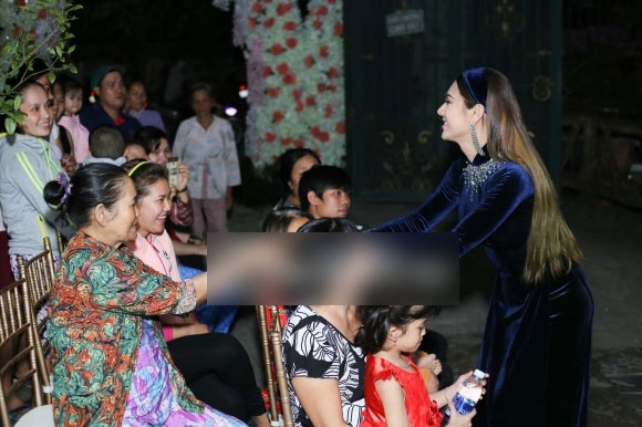 Lâm Khánh Chi diện áo dài nhung xanh dịu dàng, tất bật chuẩn bị cho hôn lễ ngày mai Lâm Khánh Chi diện áo dài nhung xanh dịu dàng, tất bật chuẩn bị cho hôn lễ ngày mai